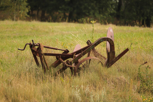olhar niepotrzebne maszyny rolnicze porzucone w trawie
 - Foto, Imagem