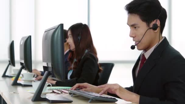 Geschäftsleute mit Headset arbeiten im Büro - Filmmaterial, Video