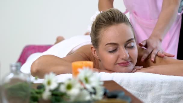 Žena dostane masáž zad lázně masážní terapeut. - Záběry, video