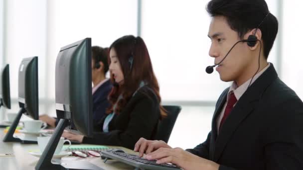 Επιχειρηματίες που φορούν ακουστικά και εργάζονται στο γραφείο - Πλάνα, βίντεο