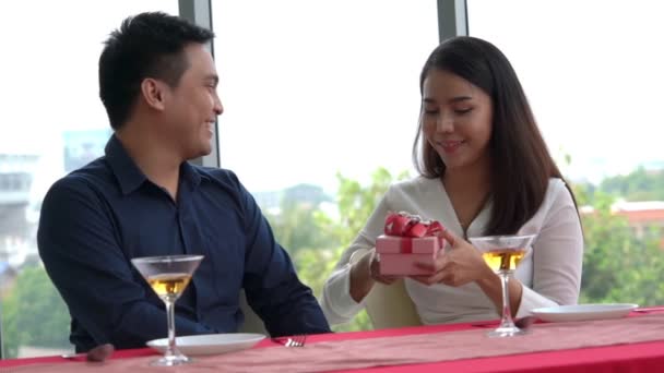 Romantikus pár, akik ajándékot adnak a szeretőnek az étteremben. - Felvétel, videó