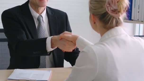 Uchazeč o práci a manažer potřesení rukou v pohovoru - Záběry, video