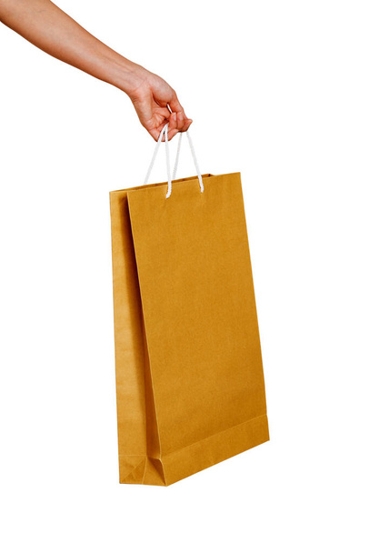 女性の手は白、クリッピングパス、ショッピングコンセプトに紙のショッピングバッグを保持, - 写真・画像