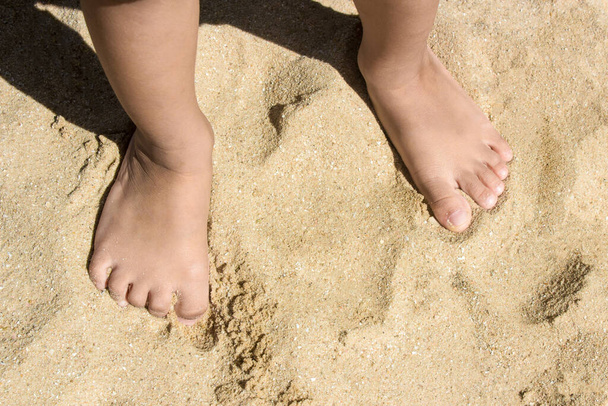 A strandon gyerekek lábai állnak fénymásolási lehetőséggel - Fotó, kép