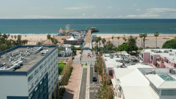 Strade vuote di Santa Monica. Vista turistica popolare - molo famoso in tutto il mondo - Filmati, video