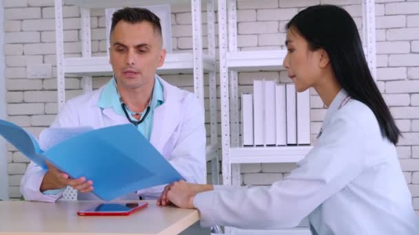 Médecin en uniforme professionnel examinant le patient à l'hôpital - Séquence, vidéo