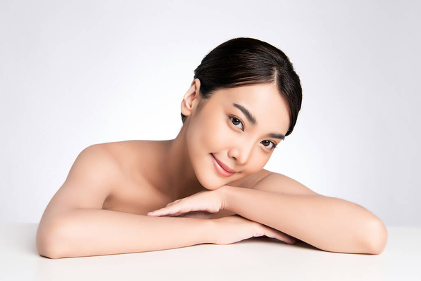 bela jovem asiático mulher com limpo fresco pele no branco fundo rosto cuidado facial tratamento facial cosmetologia beleza e spa ásia mulheres retrato
, - Foto, Imagem