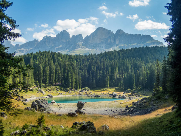 Karersee Karerpassin alapuolella Latemarin ylängöllä Etelä-Tirolissa, Italiassa - Valokuva, kuva