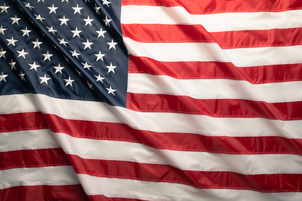 Amerikanische Flagge weht im Wind, Sterne und Streifen in Großaufnahme - Foto, Bild