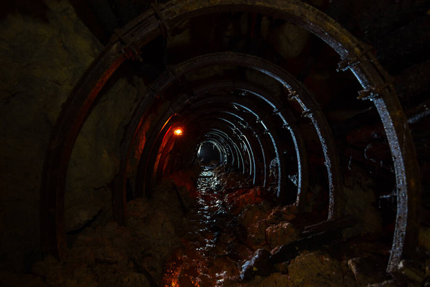 Тунель на мідному руднику (Сербія). - Фото, зображення