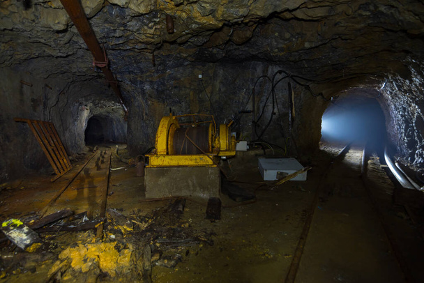 Tunnel abbandonato nella miniera di rame, Serbia - Foto, immagini