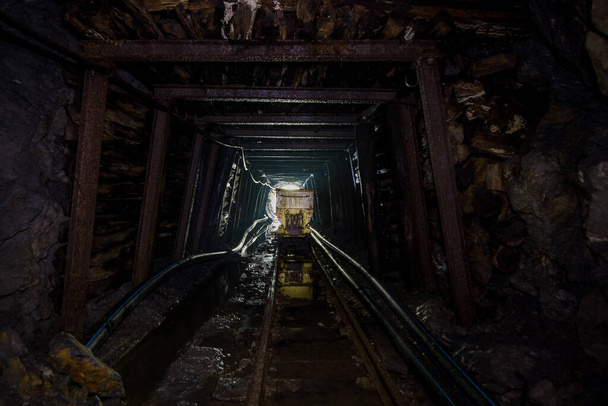 Elhagyott alagút a rézbányában, Szerbia - Fotó, kép