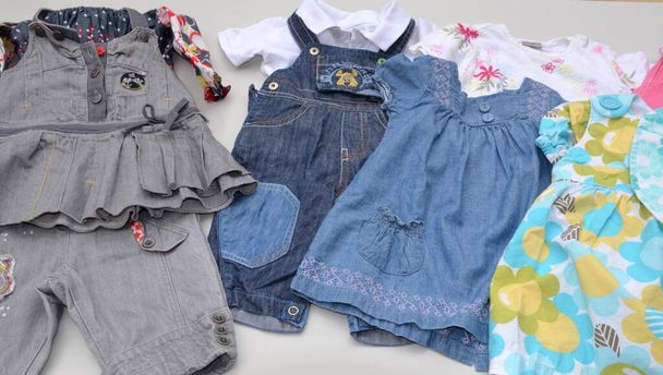 Použité dětské a dětské oblečení pro další prodej na trhu s použitým zbožím - Fotografie, Obrázek