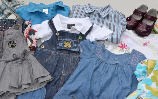 Usati abbigliamento per neonati e bambini per la rivendita in un mercato di beni usati - Foto, immagini