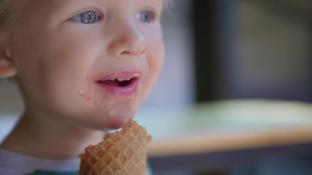 Χαρούμενη παιδική ηλικία, γλυκό αγόρι απολαμβάνοντας νόστιμο γλυκό επιδόρπιο του καλοκαιριού, γλείφοντας τη γλώσσα του με παγωτό κατά τη διάρκεια των καλοκαιρινών διακοπών - Πλάνα, βίντεο
