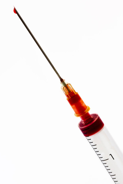 Injekční stříkačka s červenou kapkou - Fotografie, Obrázek