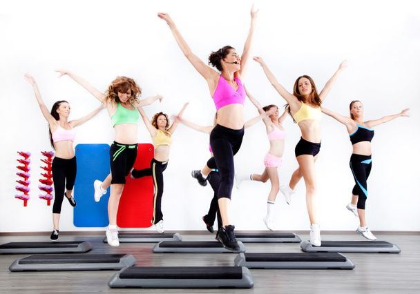 Groupe de femmes faisant de l'aérobic sur stepper
 - Photo, image