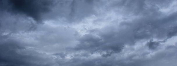 Nuvole temporalesche scure e scure e nuvole di pioggia nel cielo - il tempo cambia con un fronte di maltempo - Foto, immagini