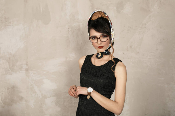 Модное фото великолепной девушки в ретро платке и очках. Copyspace. - Фото, изображение