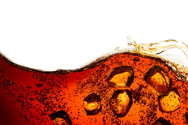 bolhas de refrigerante com sabor de cola em um fundo branco
 - Foto, Imagem