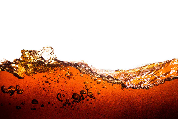 cola gearomatiseerde soda bellen op een witte achtergrond - Foto, afbeelding