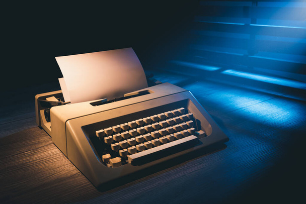 Alte Schreibmaschine nachts auf dem Schreibtisch - Foto, Bild