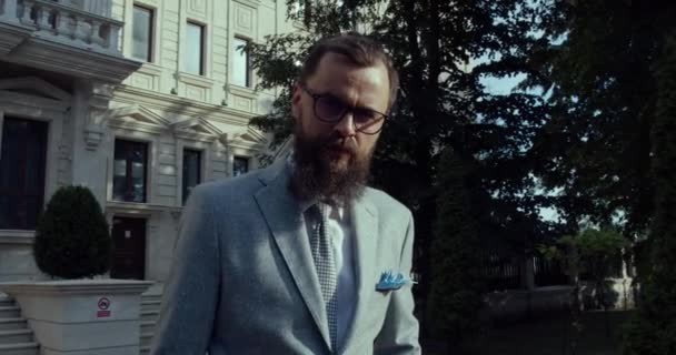 Un hipster rico y guapo
 - Metraje, vídeo