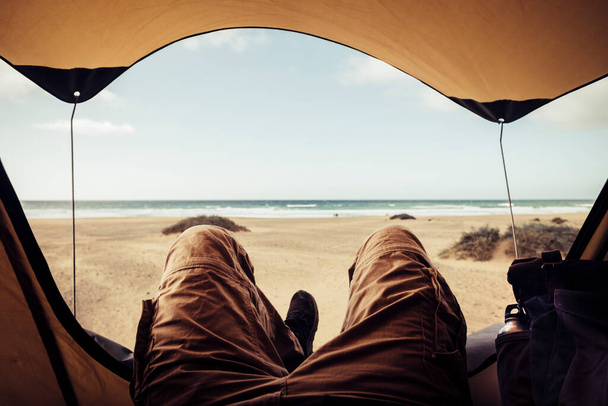 Pihenjen és élvezze sátor kemping nyári nyaralás alternatív nyaralás egy ingyenes sivatagi strand kilátás  - Fotó, kép