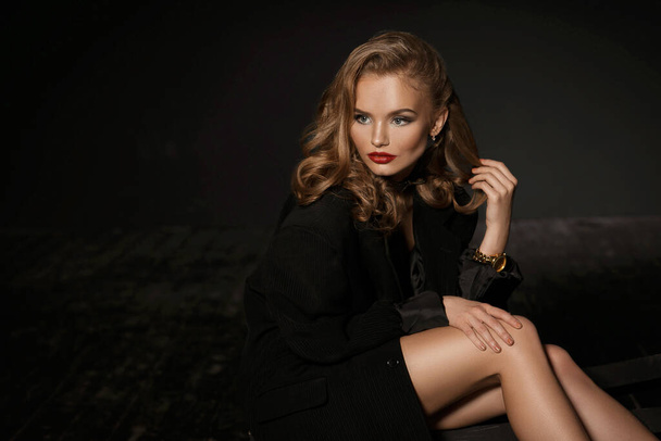 Fashionable portrait of luxury blonde girl in exclusive black jacket and with luxury shiny hair, red lips and perfect skin. BEAUTY CONCEPT. - Foto, Bild