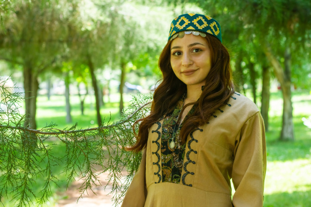Ormiańska młoda kobieta w tradycyjnym ubraniu w lesie - Zdjęcie, obraz