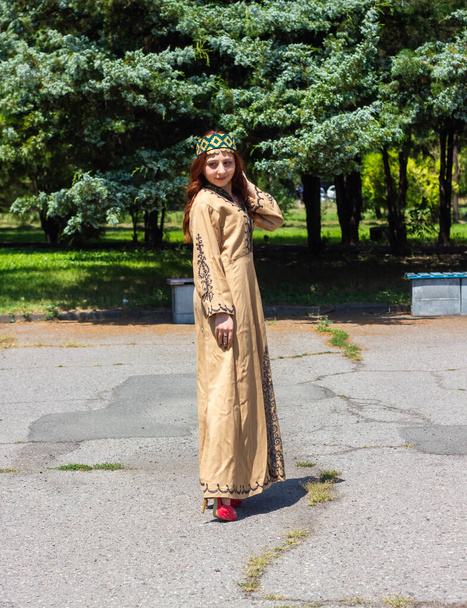 Армянская девушка в традиционной одежде в лесу - Фото, изображение