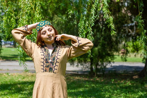 Giovane donna armena in abiti tradizionali nella foresta - Foto, immagini