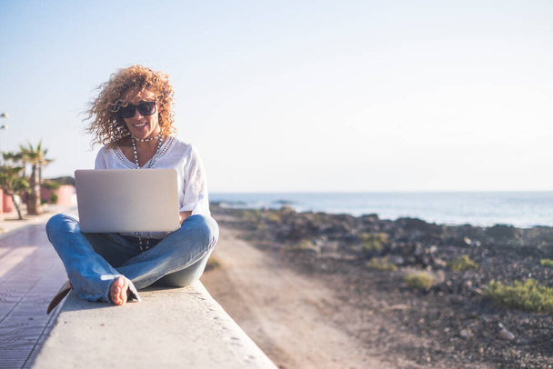 Mode de vie heureux numérique nomade jeune femme joyeuse travailler en plein air avec ordinateur portable  - Photo, image