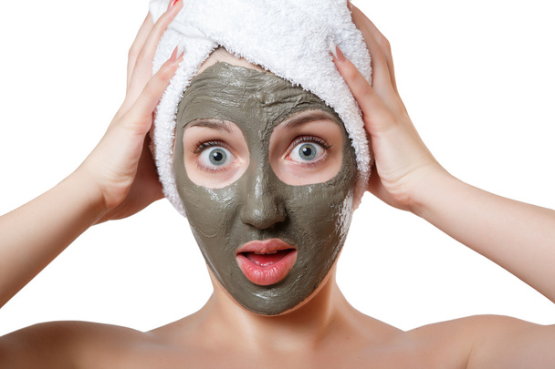 Jeune femme avec masque facial dans le spa de beauté
 - Photo, image