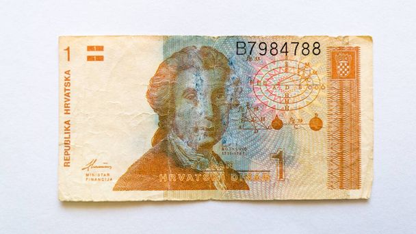 Billete de papel aislado sobre fondo blanco, anverso de un dinar croata
 - Foto, imagen