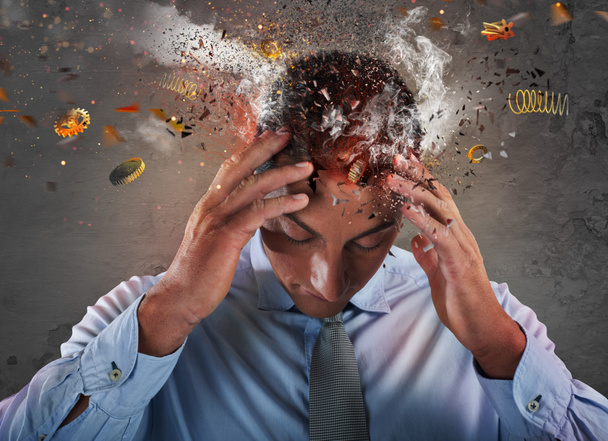 Explosion de la tête d'un homme d'affaires stressé et fatigué en raison du surmenage. - Photo, image