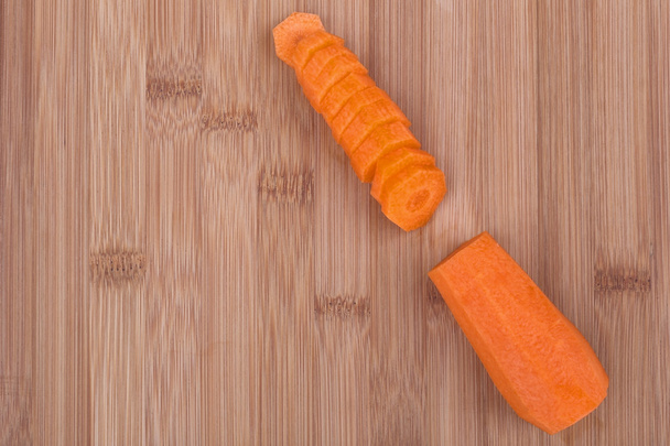 On board cut by sliced carrot. Close-up. - Zdjęcie, obraz