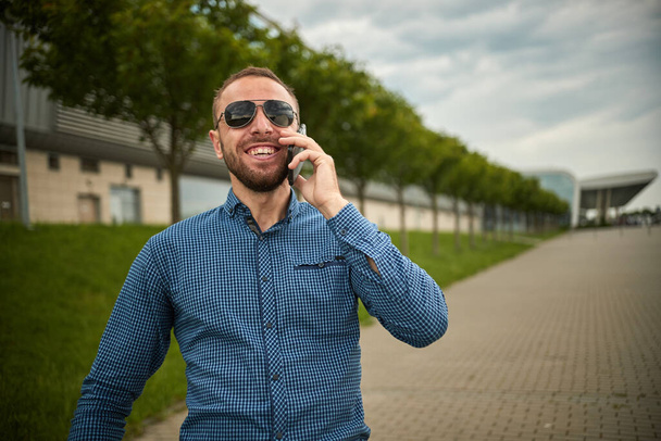 A young successful man, male executive businessman talking on cell telephone - Fotoğraf, Görsel