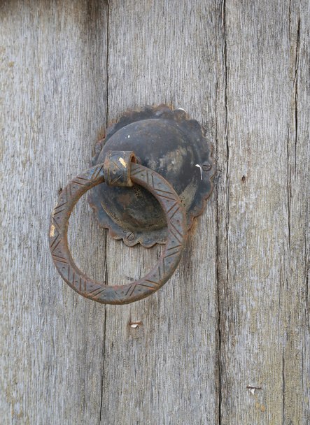 Pomo de puerta oxidado en la vieja puerta tunecina
 - Foto, imagen