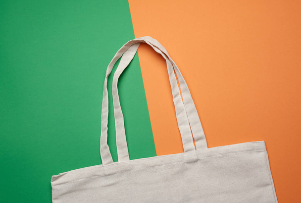 puste białe tekstylne torby na zakupy bawełny wielokrotnego użytku na zielonym tle, widok z góry, koncepcja odrzucenia plastiku, zero odpadów   - Zdjęcie, obraz