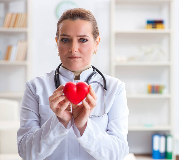 Kardiológus piros szív orvosi koncepció - Fotó, kép
