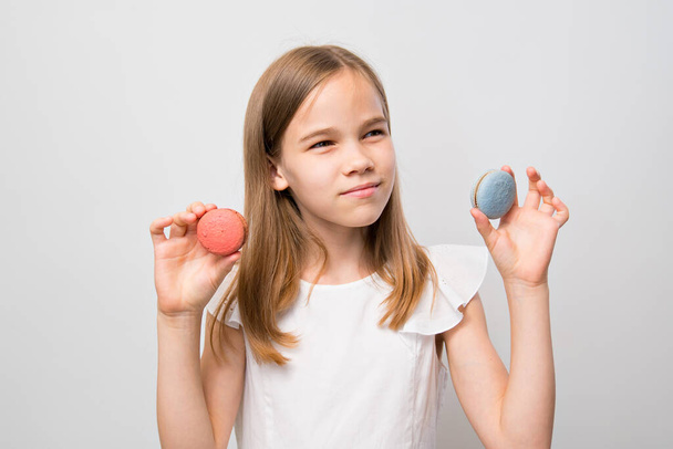 girl holding macaron made from natural ingredients - Zdjęcie, obraz