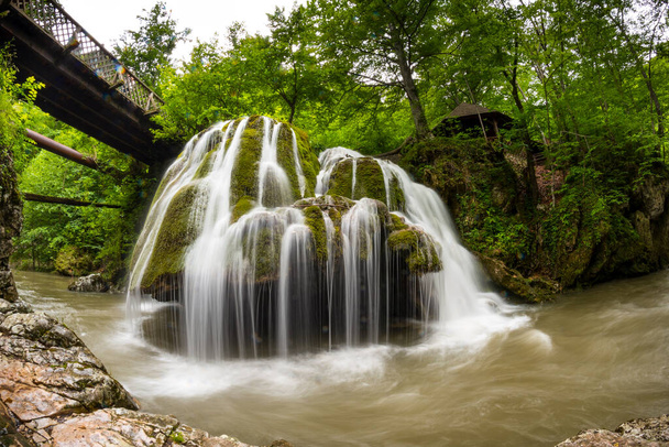 Grote waterval in Roemenië - een van de mooiste watervallen in het land. - Foto, afbeelding