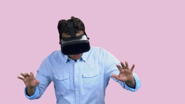 Fiatal ijedt férfi visel virtuális valóság szemüveg. - Felvétel, videó