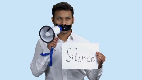 Zwijgende Indiase man met megafoon. - Video