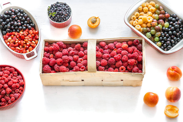 夏のビタミン食品の概念は、様々な果物や果実。創造的なフラットは、光の背景上のビューのコピースペースにレイアウトします。健康的な食事の概念. - 写真・画像