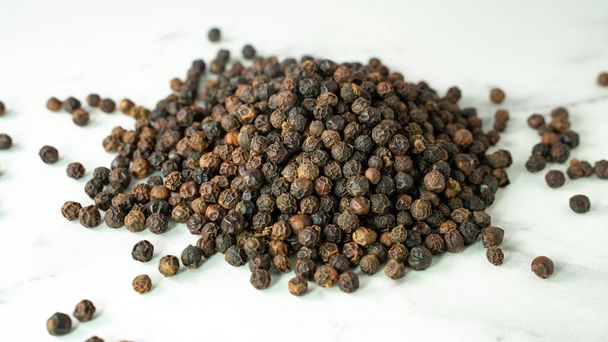 Imagem de fundo de sementes de pimenta preta. Ervas aromáticas e especiarias - Foto, Imagem
