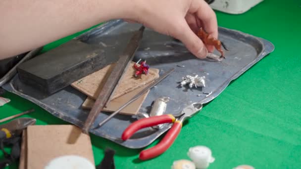 Střelba řemeslník malování domácí hračky - Záběry, video