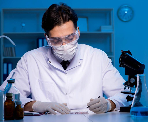 Asystent chemiczny pracujący w laboratorium chemicznym - Zdjęcie, obraz