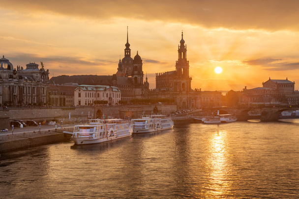 Дрезден (Німеччина) під час заходу сонця над річкою Ельба.. - Фото, зображення